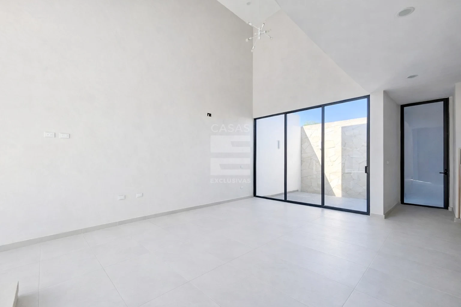 Casa en venta en Colima, Colonia Real de Comala con doble altura en sala y comedor 3