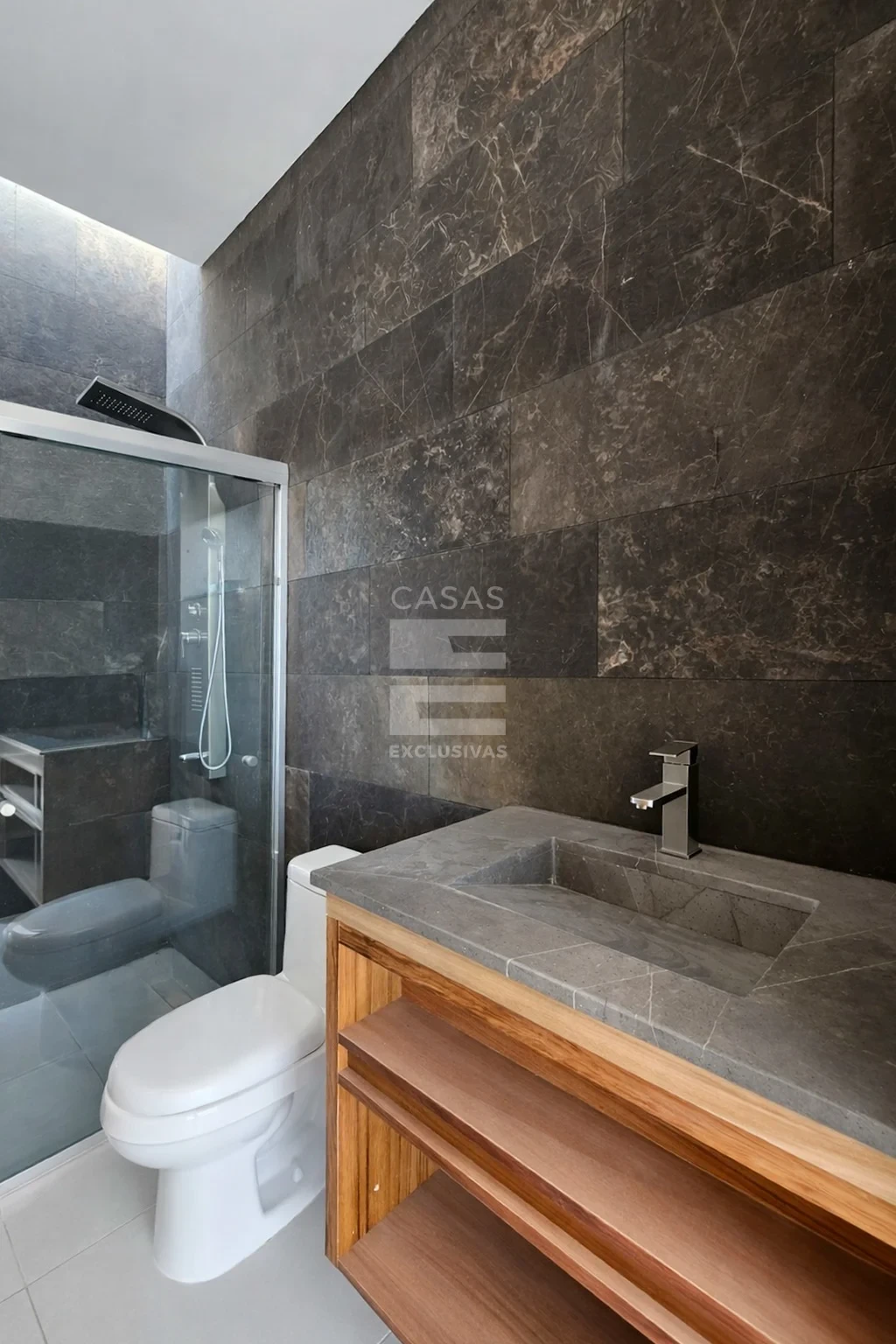 Casa en venta en Colima, Colonia Real de Comala con doble altura en sala y comedor 13