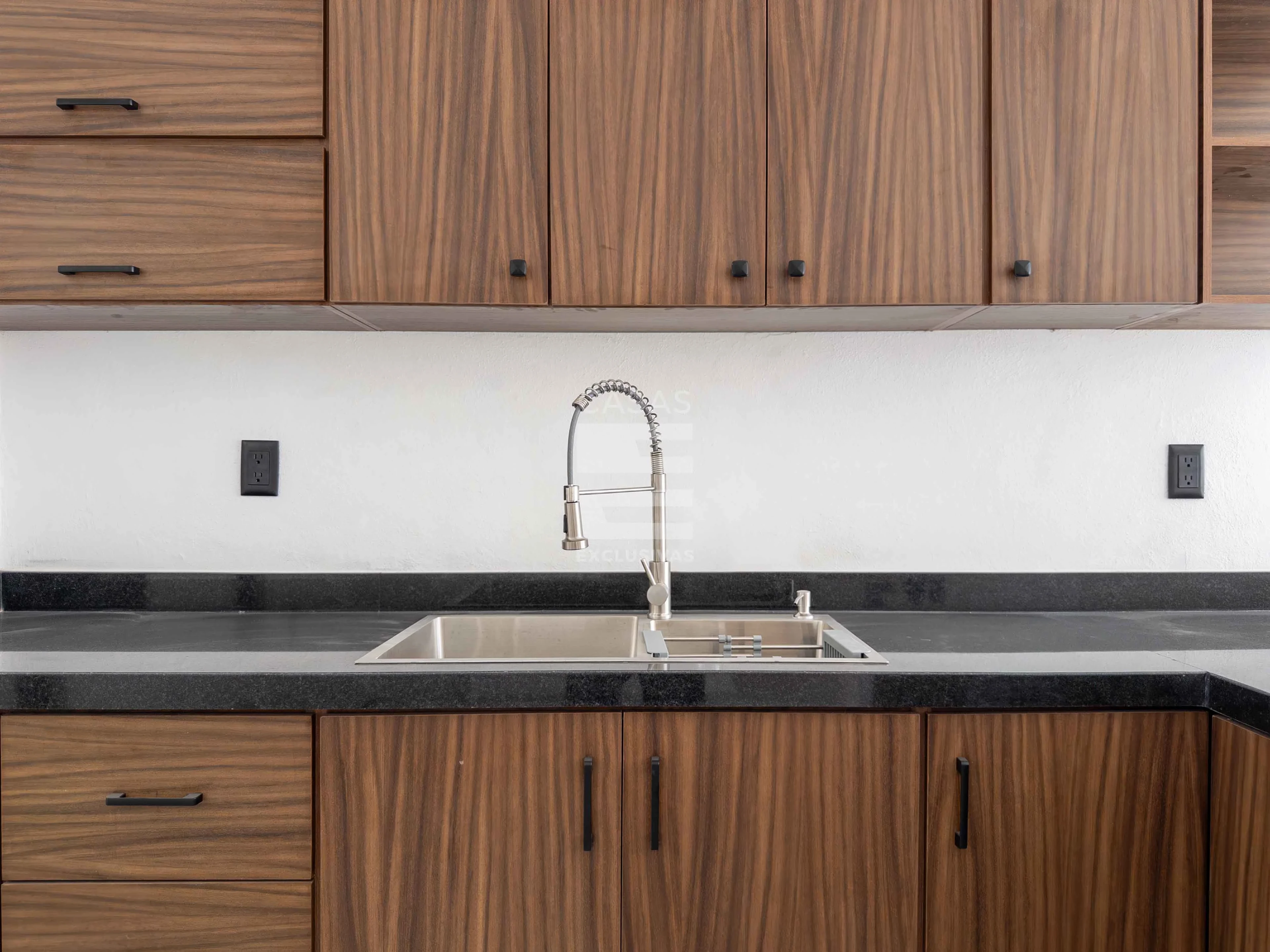 Preciosa casa en venta en Comala, a una cuadra del andador 7