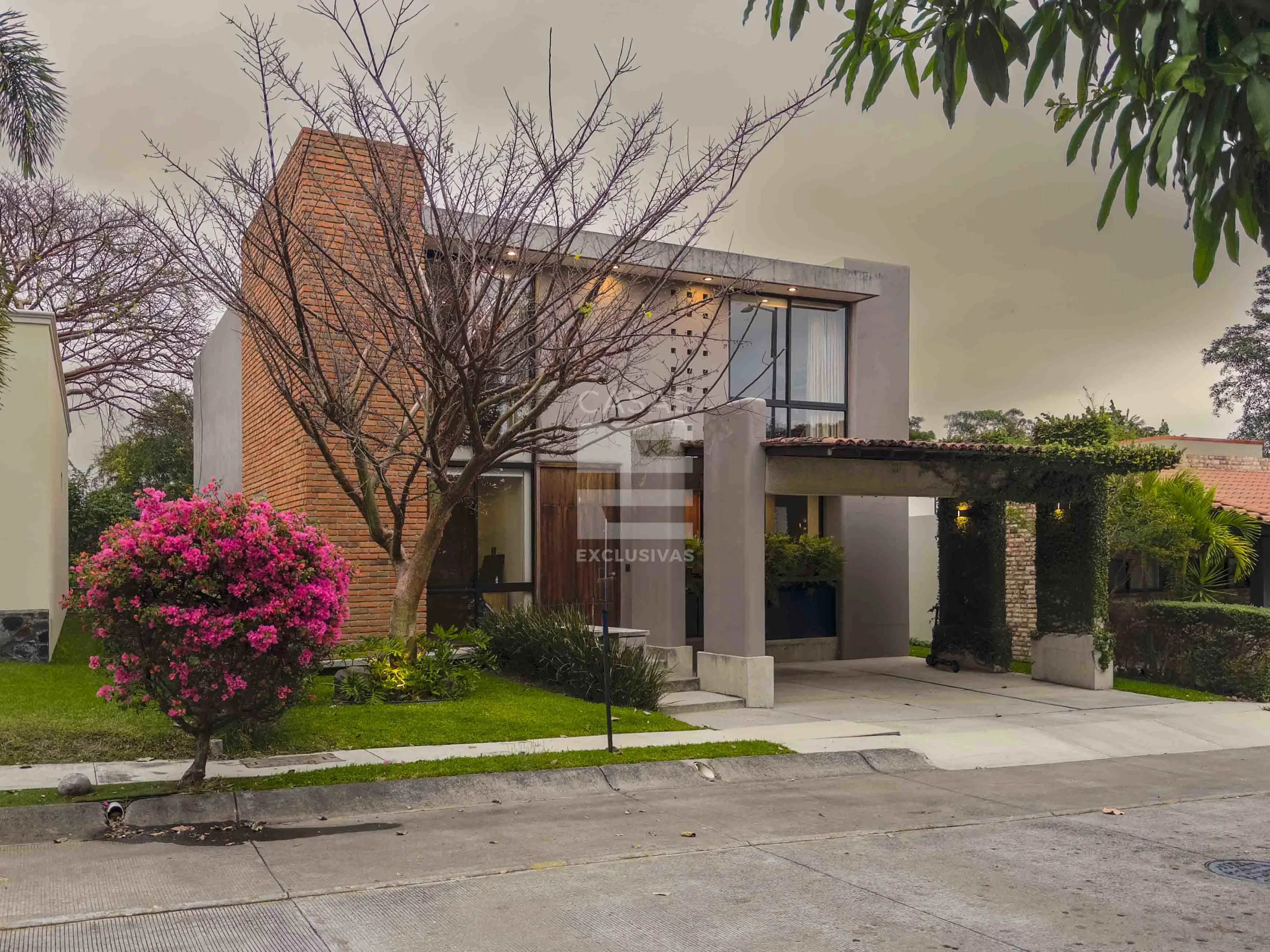 Casa en venta en el coto privado más exclusivo de Colima 2