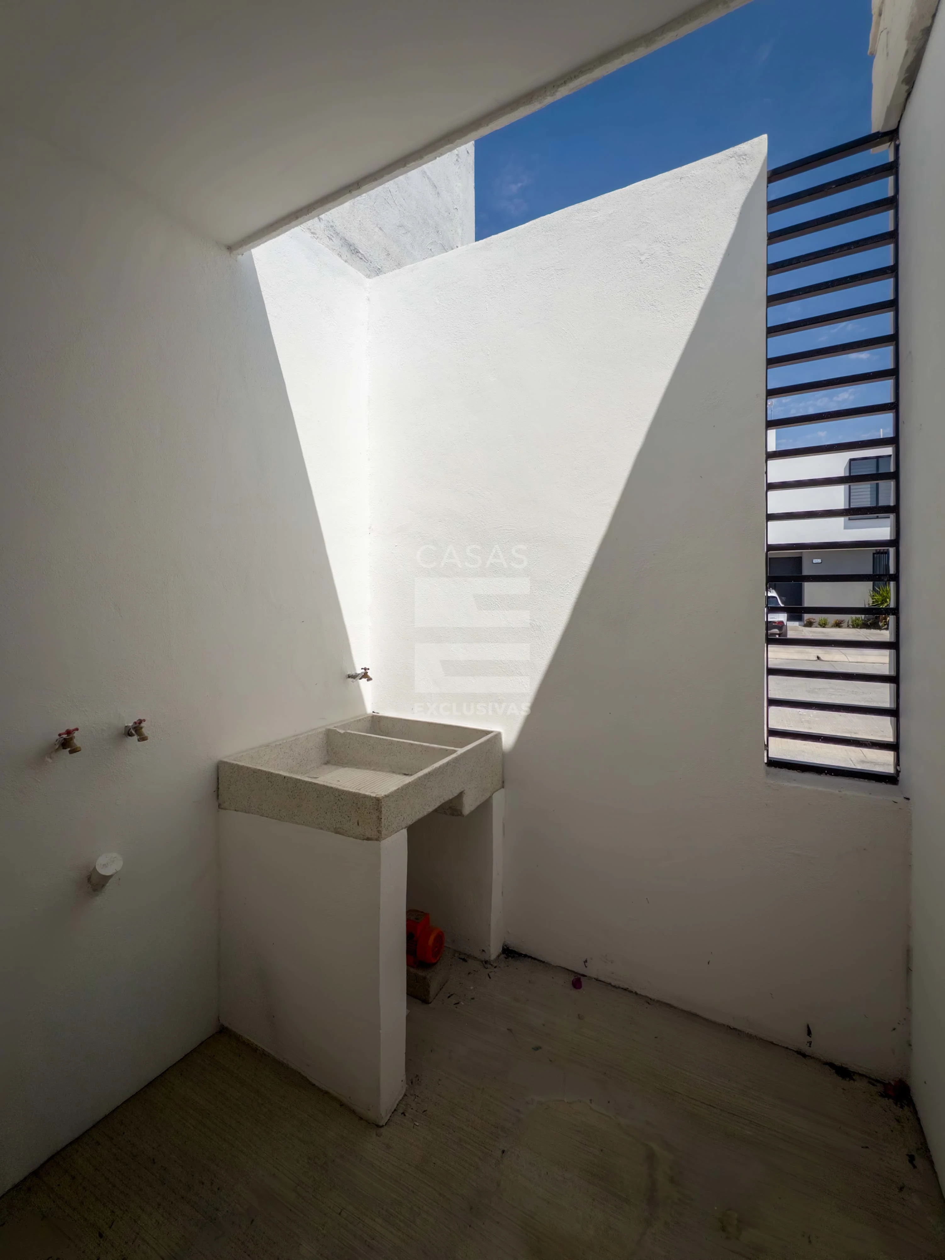 Casa en venta al norte de Colima en residencial Punto Rioja una planta 10