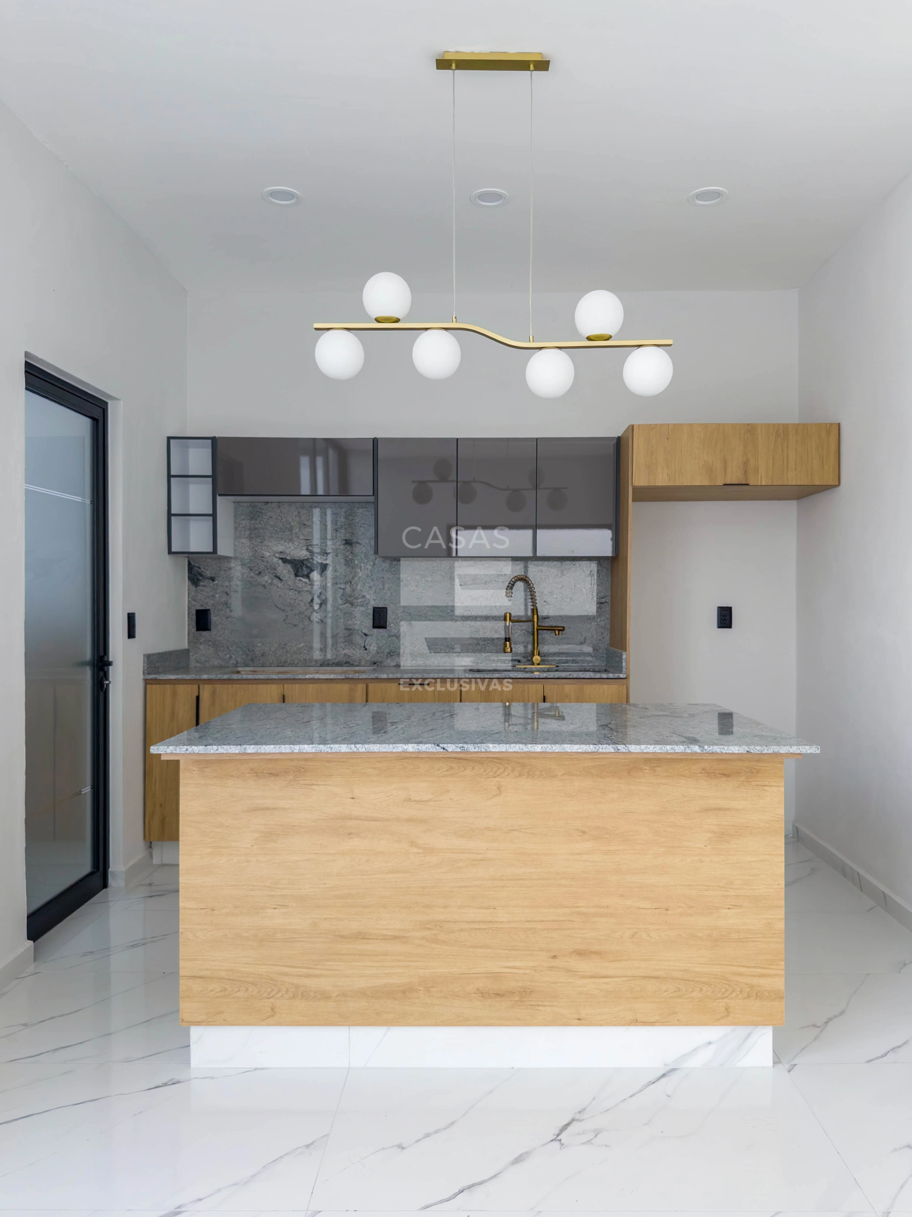 Casa en venta en Colima zona norte, sobre avenida principal, jardín amplio 3