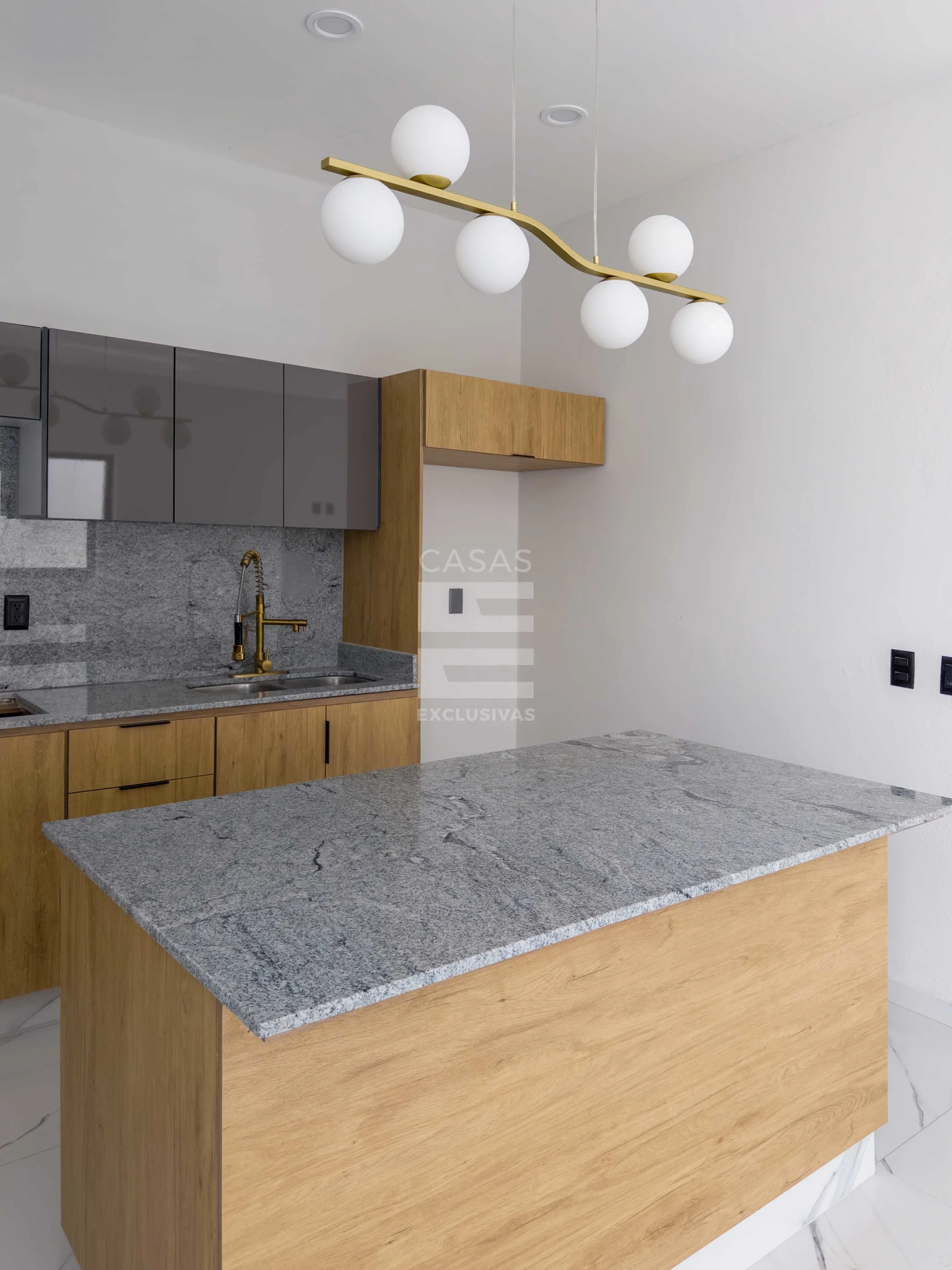 Casa en venta en Colima zona norte, sobre avenida principal, jardín amplio 4