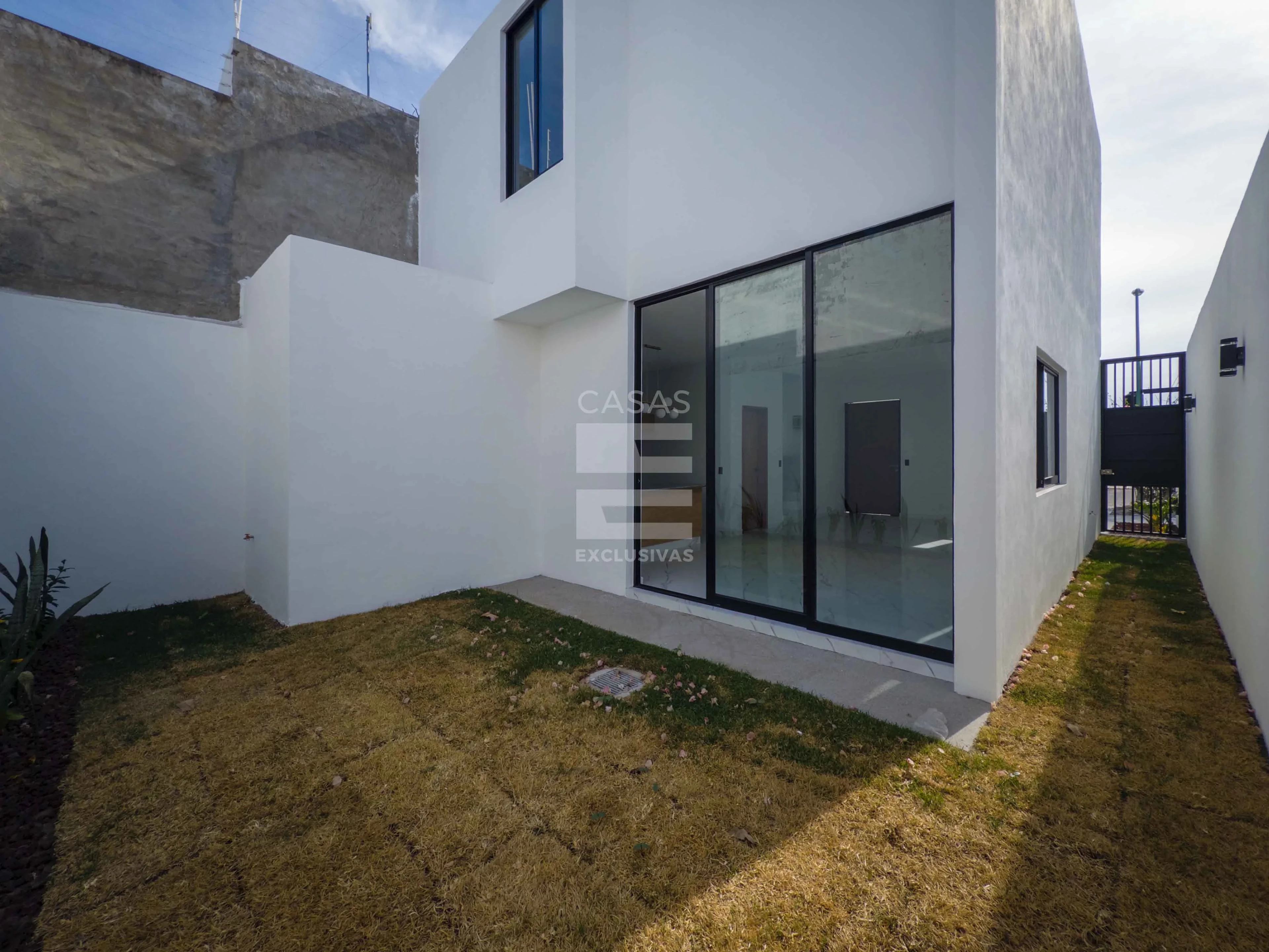 Casa en venta en Colima zona norte, sobre avenida principal, jardín amplio 7