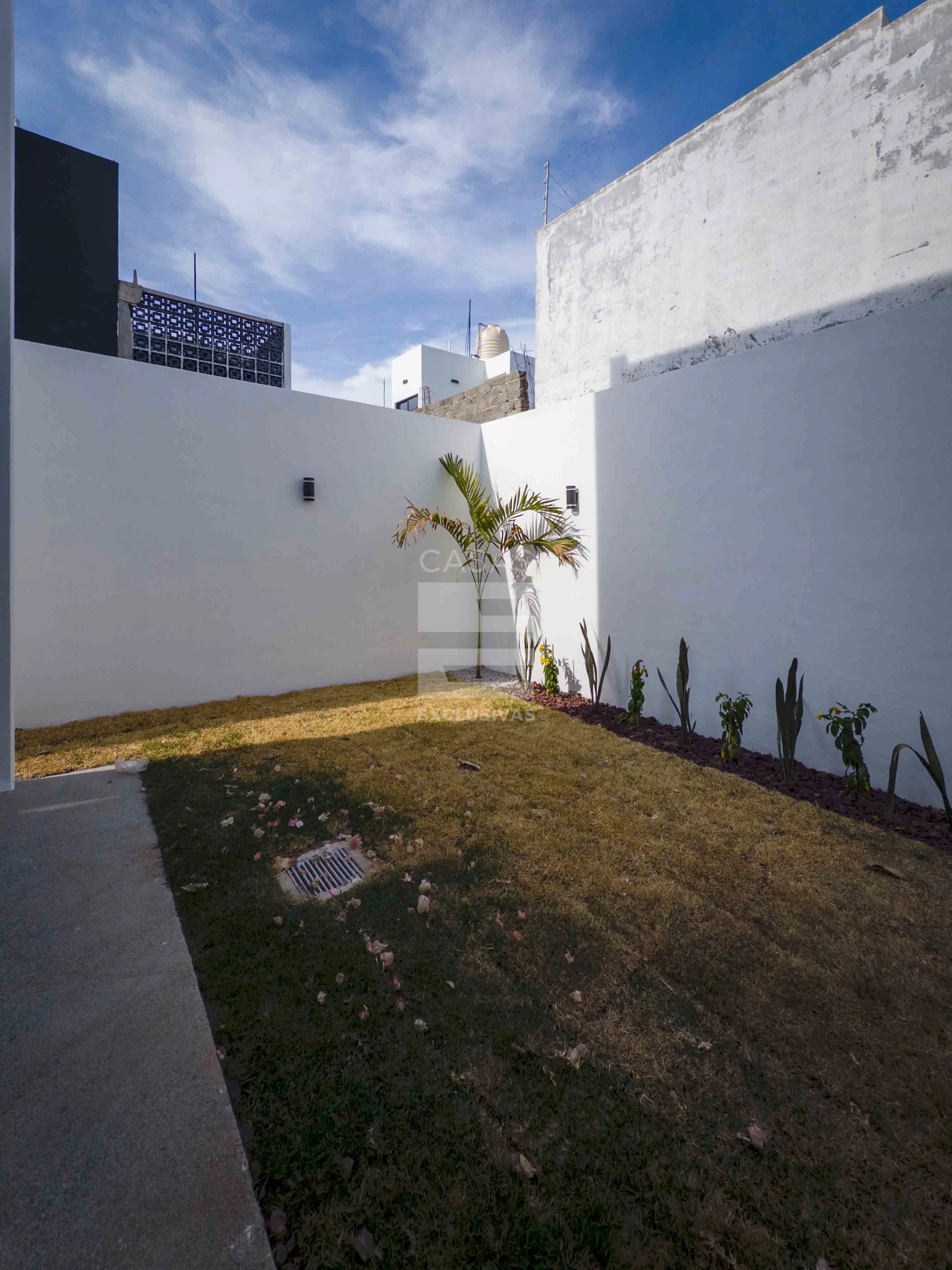 Casa en venta en Colima zona norte, sobre avenida principal, jardín amplio 6
