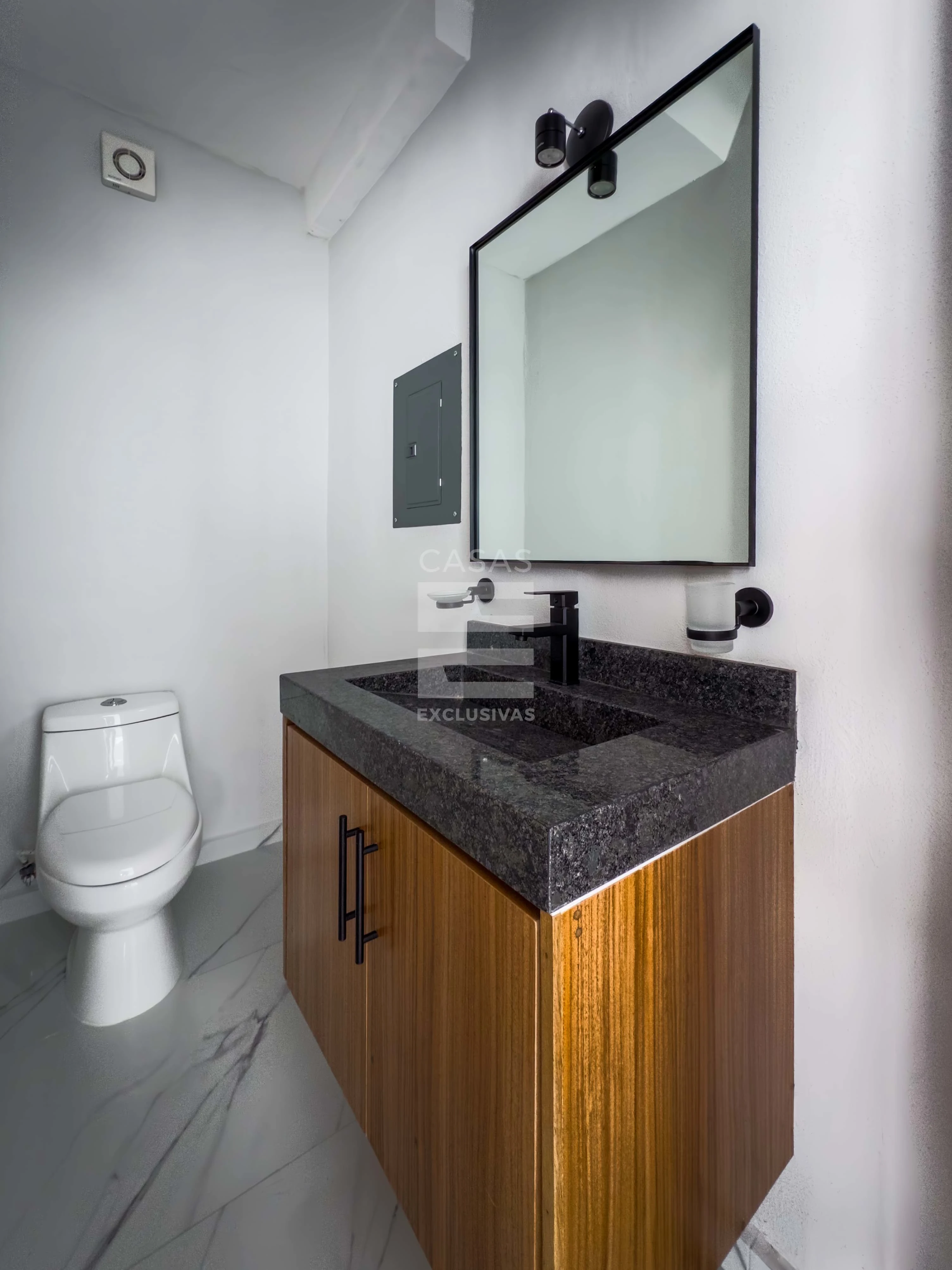 Casa en venta en Colima zona norte, sobre avenida principal, jardín amplio 5