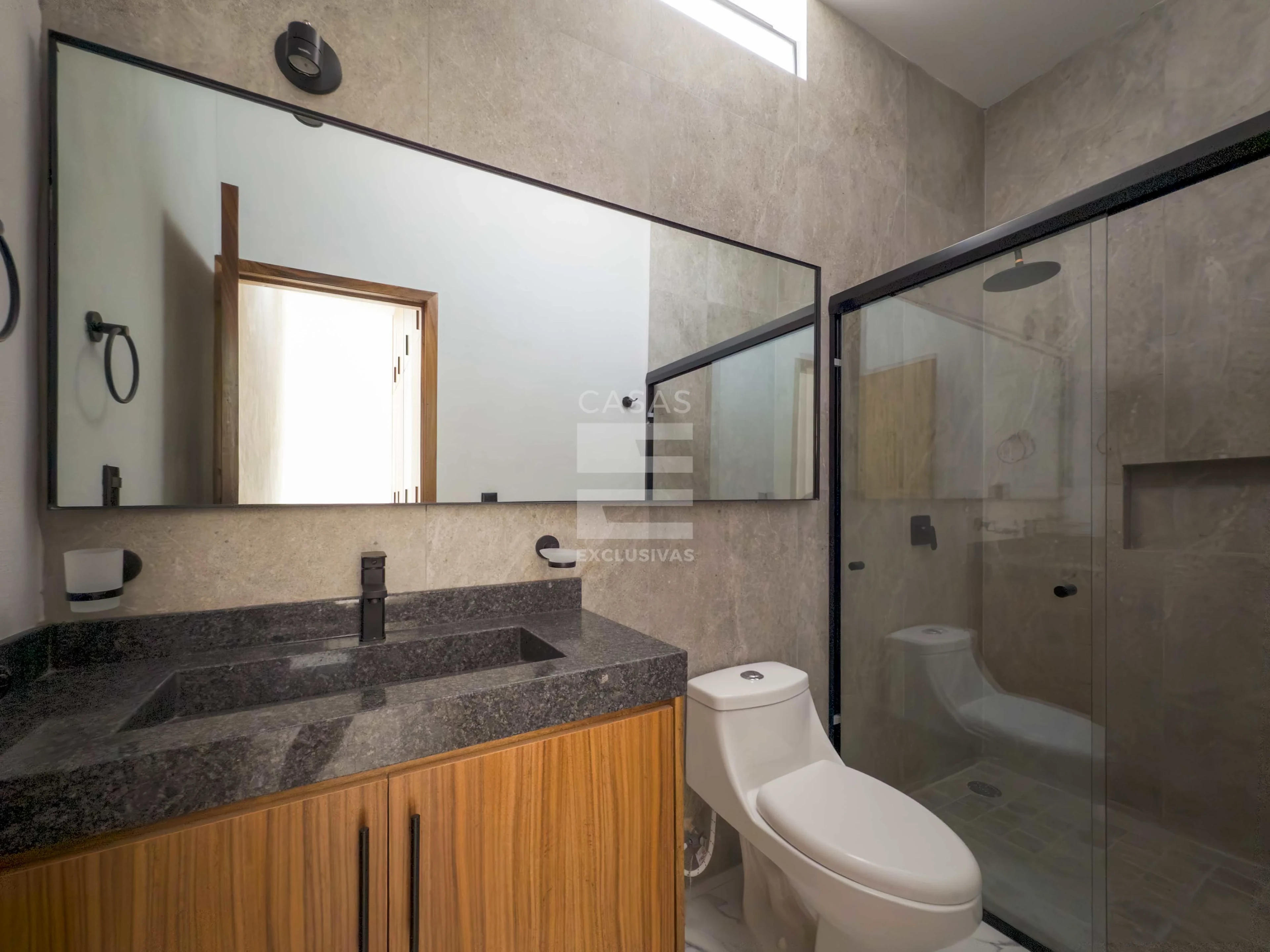 Casa en venta en Colima zona norte, sobre avenida principal, jardín amplio 11