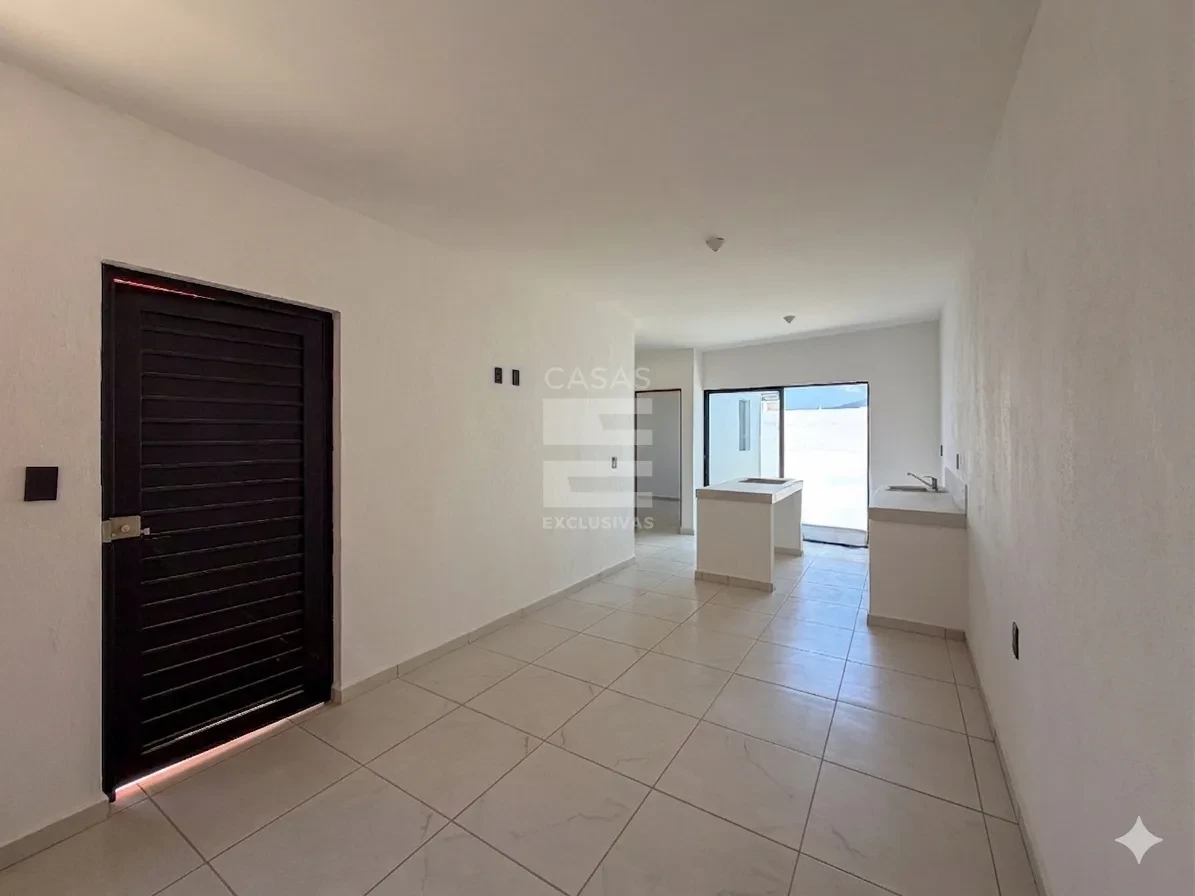 Casa en venta de una planta con muy amplio terreno y jardín posterior 2