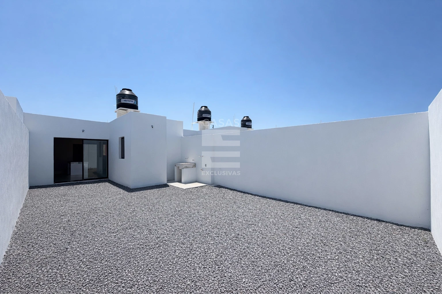 Casa en venta de una planta con muy amplio terreno y jardín posterior 7