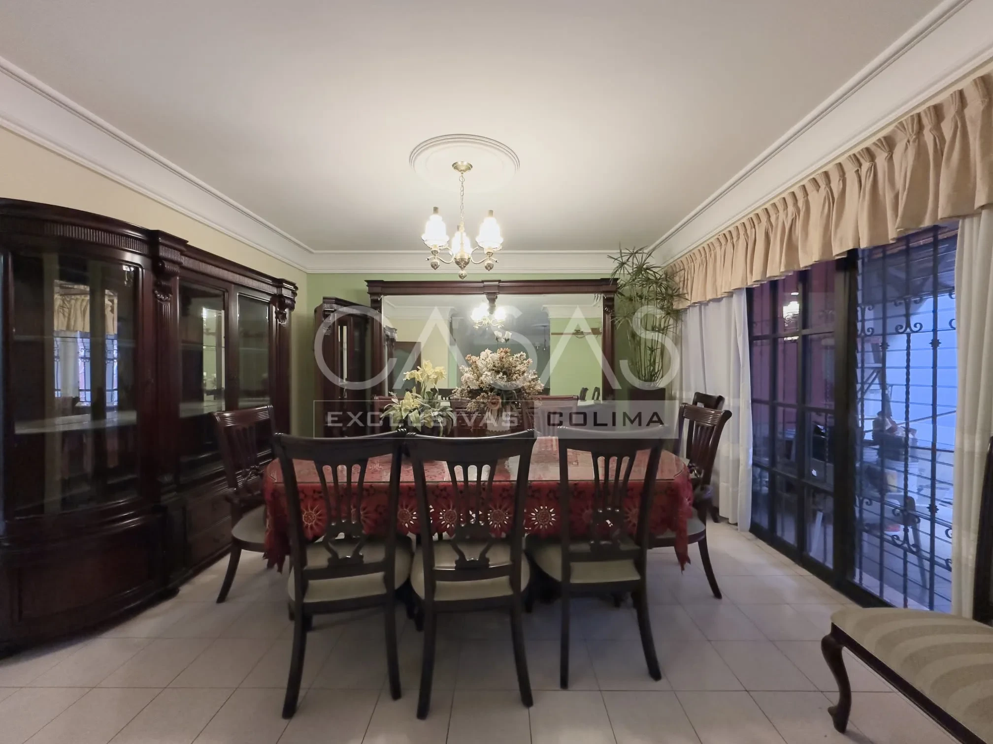 Casa en venta en Colima con carpintería de caoba, 4 recámaras y excelente ubicación 5