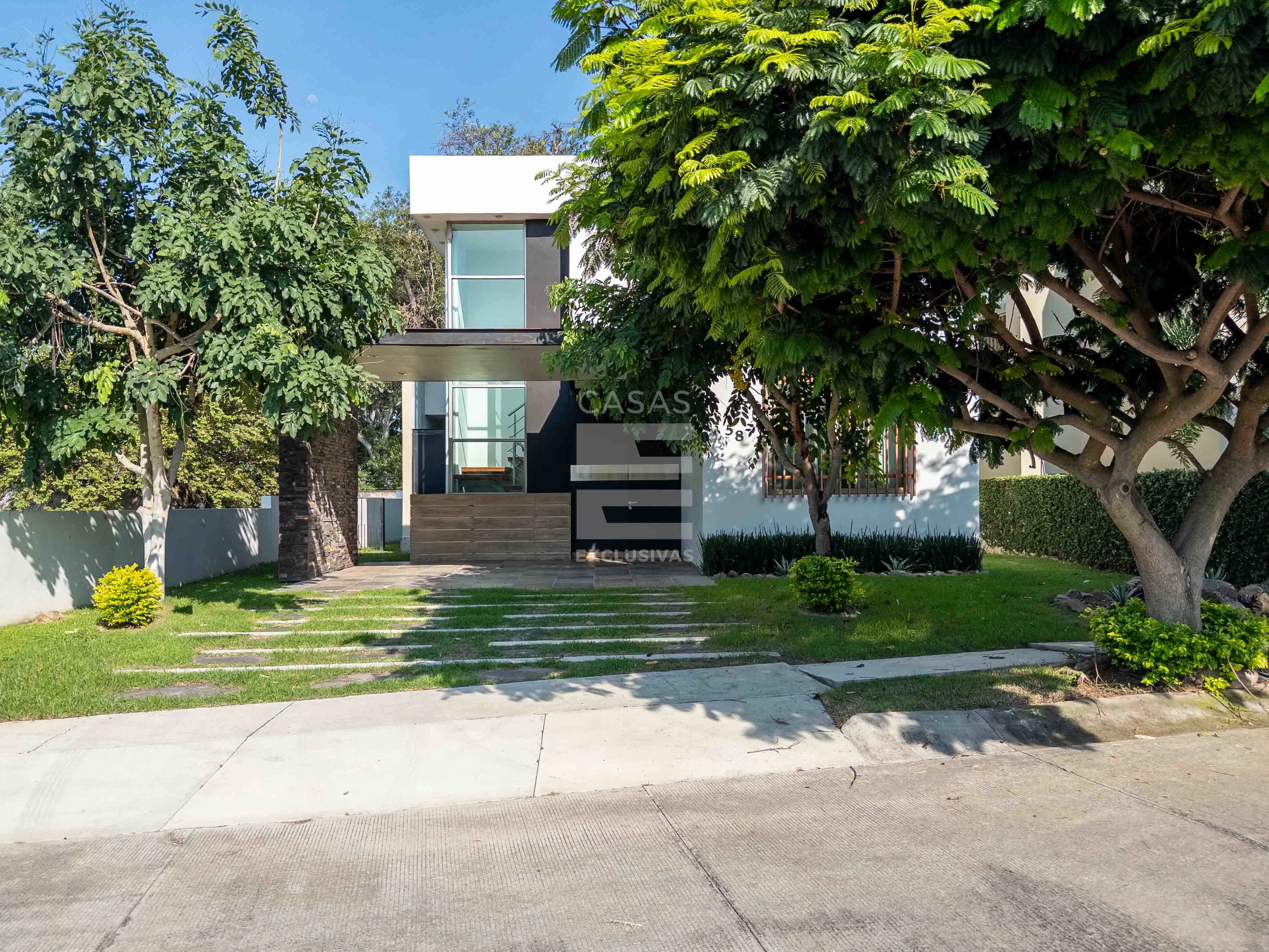 Casa en venta de oportunidad en Altozano Colima Residencia con amplio terreno