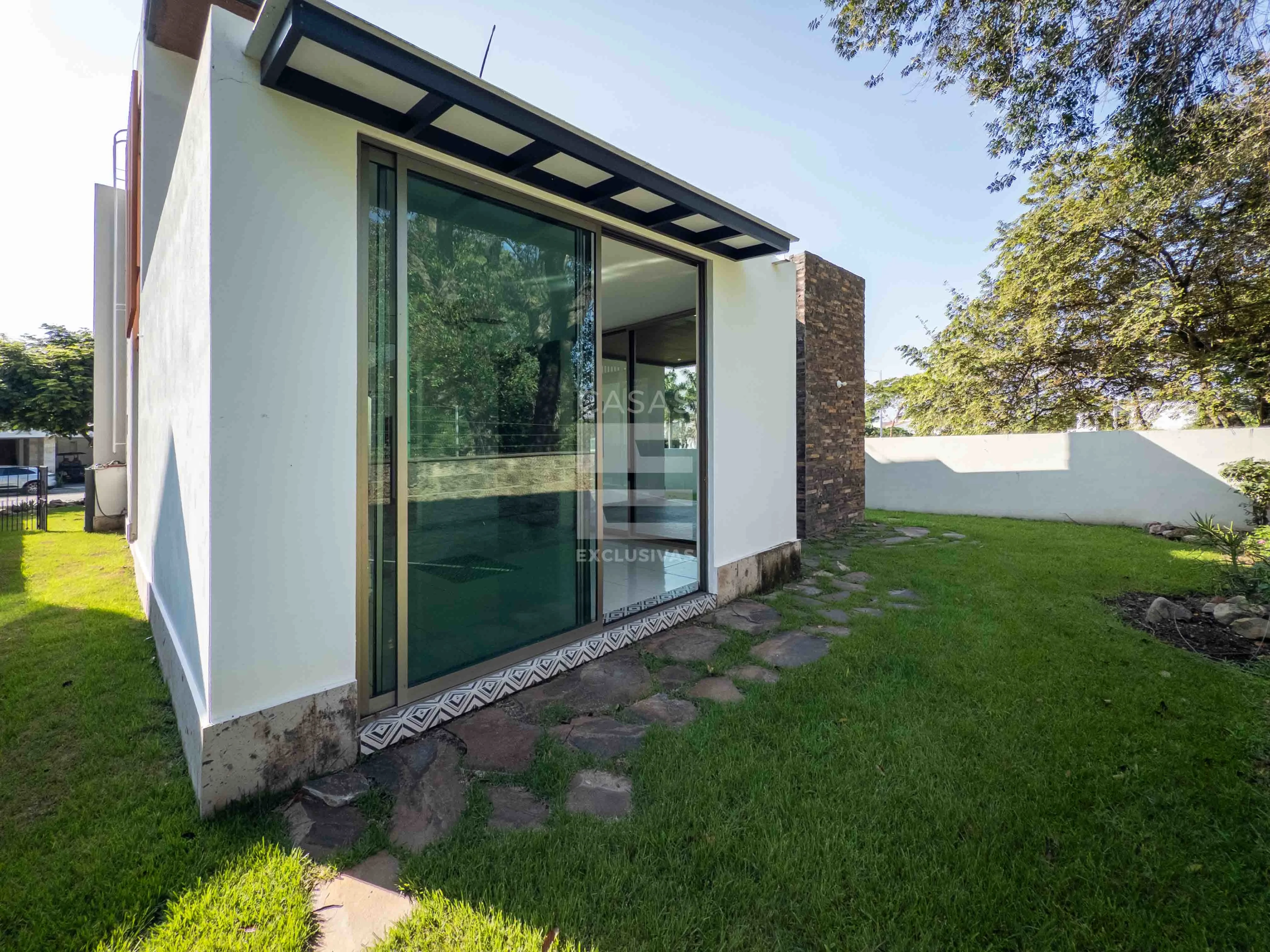 Casa en venta de oportunidad en Altozano Colima Residencia con amplio terreno 10